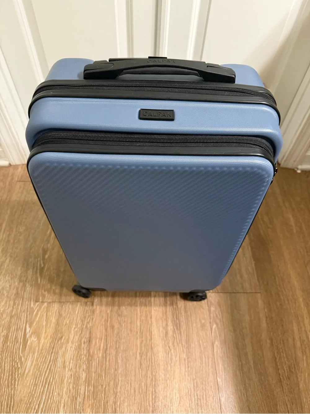 CalPak 22" Malden Spinner Carry-On Suitcase - Picture 2 of 7